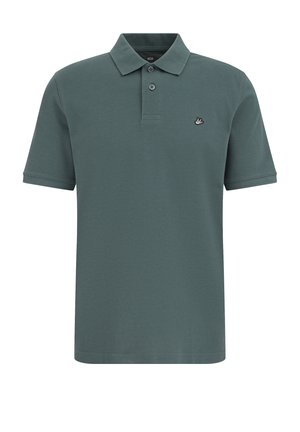 Tamsiai žalia medvilninė polo marškinėliai su klasikiniu apykakliu, trimis sagomis ir mažyte siuvinėta logotipu kairėje krūtinės pusėje.