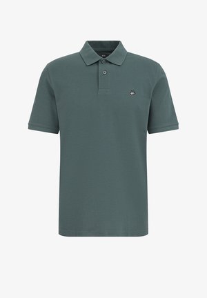 Tumši zaļa kokvilnas polo krekls ar klasisku apkakli, trīs pogu rāvēju un nelielu izšūtu logotipu uz kreisās krūtis.