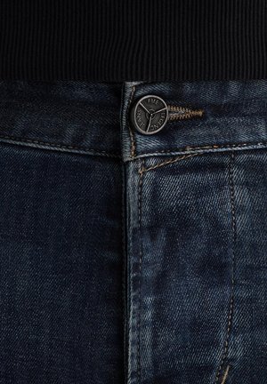 Dunkelblaue Jeans im geraden Schnitt. Mit einem schwarzen Metallknopf, sichtbar genähten Nähten in einer helleren Farbnuance und einem strukturierten schwarzen Taillenbund.