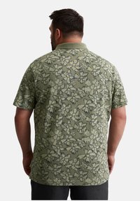Kurzarm-Polohemd in Olivgrün mit floralen Mustern. Verfügt über einen Kragen und eine weiche Textur, entworfen für eine entspannte Passform.