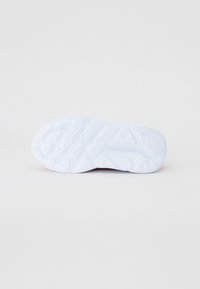 Talpă de sneaker albă din cauciuc texturat, având un model de striuri și canale pentru aderență, margini netede și vârf rotund.