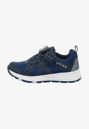 Zapatillas deportivas de color azul marino con parte superior de malla y sintético, con un diseño sin cordones, un dial ajustable y suela de goma blanca con tracción.