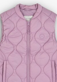 Lichtroze mouwloze gewatteerde vest met een hoge kraag en een rits aan de voorkant. Funktionen een patroonstructuur en een klein logo op de borst.