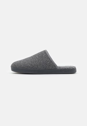 Grå slip-on tøffel med blødt stofoverdel, polstret sål og fleecefor, designet til indendørs komfort og varme.
