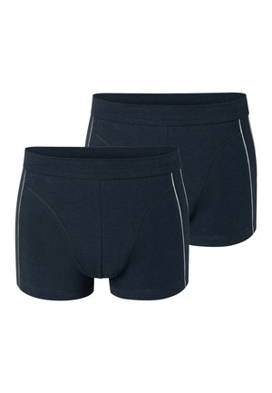 Dwie pary ciemnogranatowych bokserów z płaskimi pasami w talii i pionowymi białymi paskami po bokach, prezentowanych na białym tle.