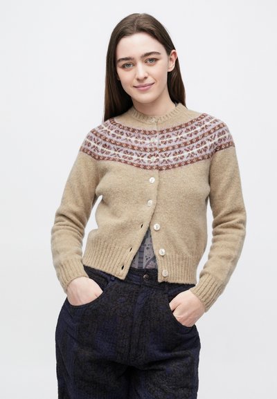 Μπεζ πλεκτή ζακέτα με σχέδιο Fair Isle σε καφέ και κρεμ στους ώμους, με στρογγυλή λαιμόκοψη και πέντε κουμπιά μπροστά.