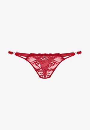Tanga de encaje rojo con patrones florales, que cuenta con una parte trasera transparente, tirantes ajustables y accesorios en tono plateado. Diseño ligero y delicado.