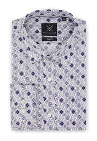 Slim fit koszula z białego materiału w niebieski geometryczny wzór. Posiada kołnierz z guzikami oraz kieszeń z przodu z białymi guzikami.