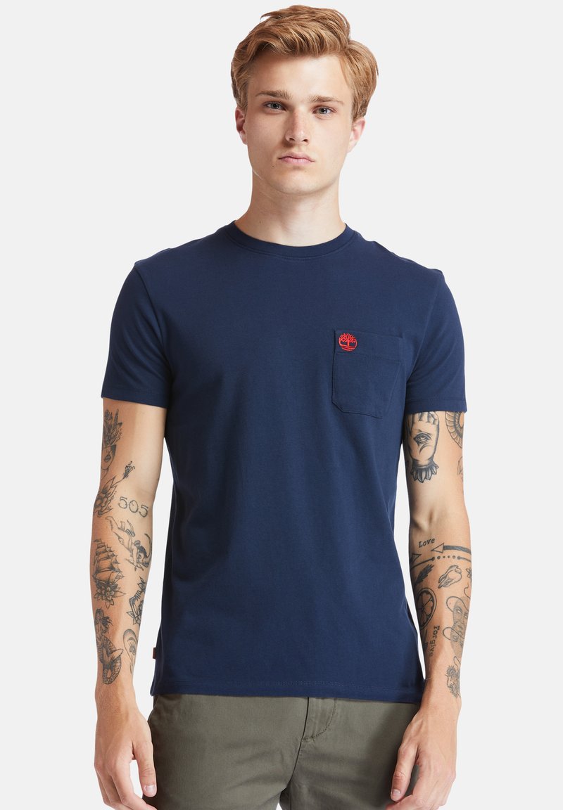 Timberland DUNSTAN RIVER POCKET TEE - Paprasti marškinėliai - dark sapphire