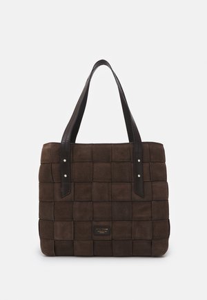 Sac cabas en suède marron avec un motif carré tissé, deux poignées en cuir foncé et une petite étiquette de marque rectangulaire à l'avant.