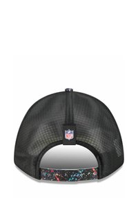 Schwarze Netz-Basketballmütze mit einem mehrfarbigen Spritzdesign am verstellbaren Riemen. NFL-Logo auf der Rückseite.