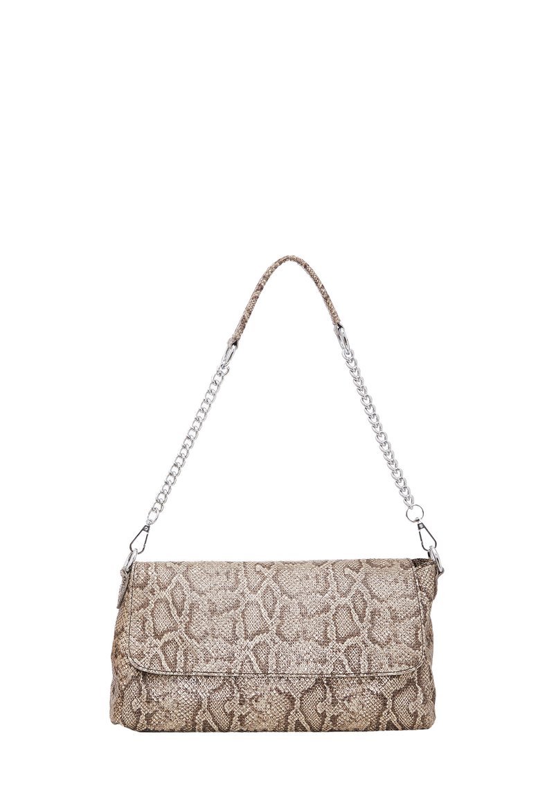Clutchbag i beige slangemønster med en tekstureret overflade. Har en sølvfarvet kæde skulderrem og klaplukning. Firkantet design.