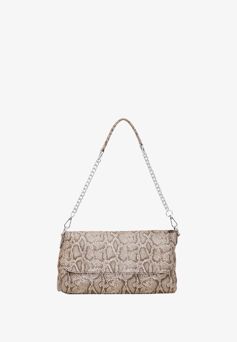 Clutch tas in beige slangenprint met een textuurafwerking. Voorzien van een zilveren schouderband en flapafsluiting. Rechthoekig ontwerp.