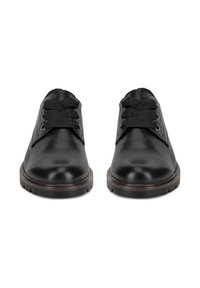 Pantofi negri din piele cu un finisaj neted, având degete rotunde, șireturi plate și o talpă din cauciuc texturată cu accente maro.