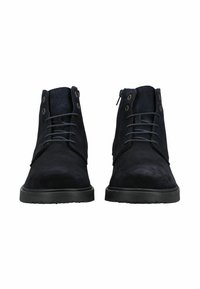 Par de botines negros de ante con cordones y cremallera lateral, vista frontal sobre fondo blanco.