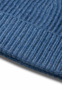Berretto a coste blu lavorato a maglia in morbida lana, con un motivo spesso e testurizzato e un risvolto, che mette in mostra una ricca profondità di colore.