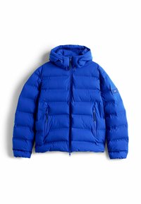 Blå pufferjakke med hætte, med horisontale quiltede sektioner, to lynlåsede sidelommer og et logo patch på ærmet.