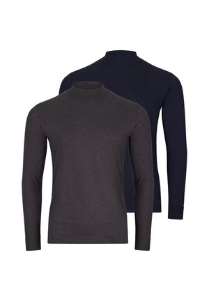 Zwei langärmlige Shirts mit Stehkragen, eines in Dunkelgrau vorne und eines in Schwarz dahinter, auf weißem Hintergrund präsentiert.