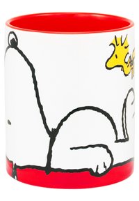 Tazza in ceramica bianca con interno rosso, caratterizzata da un disegno in linea nera di un cane che dorme e un uccello giallo sulla schiena. Finitura liscia.