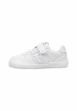 Zapatilla baja totalmente blanca con cordones y tira de velcro, logo lateral en relieve y suela de goma con etiqueta "Academy."