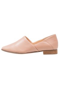 Ballerines en cuir rose à bout pointu, avec un design croisé et un petit talon en bois. Texture lisse avec un minimum de détails.