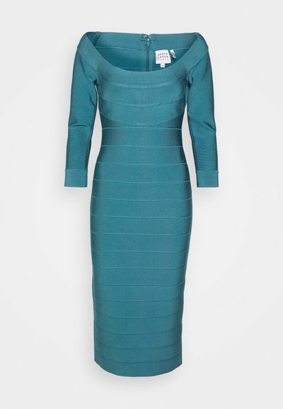 Türkises, figurbetontes Kleid aus geripptem Stoff mit schulterfreiem Ausschnitt, Dreiviertelärmeln und einem Reißverschluss auf der Rückseite.