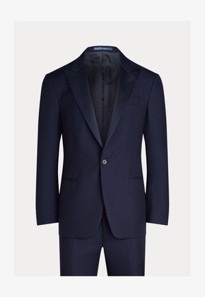 Sügavsinine ülikond, valmistatud siledast kangast; omadusteks satiinist krae, ühe nupuga kinnis ja sirged esitaskud.