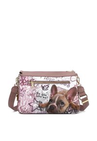 Borsa a tracolla con un design stampato di bulldog francese in tonalità rosa, accentuato da testo in stile graffiti e dettagli hardware.
