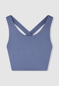 Sportowy stanik z miękkiego, rozciągliwego niebieskiego materiału, z okrągłym dekoltem i krzyżującymi się paskami na plecach. Gładka tekstura, minimalistyczny design.