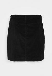 Svart denim minikjol med figursydd design, som har en slät textur, subtila sömmar och bältesöglor vid midjan.