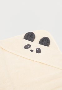 Mīksto krēma krāsas pārsegs ar kapuci, ar pandu sejas dizainu, ar tumši pelēkiem ausīm un izšūtām sejas iezīmēm. Audums ir mīksts un absorbējošs.