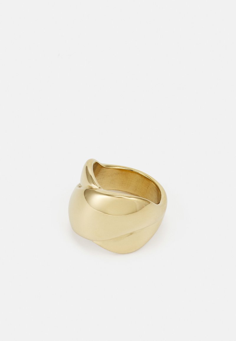 Gullfarget ring med en glatt, vridd design. Har en polert overflate og avrundede kanter, som skaper en sømløs, flytende form.