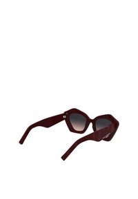 Occhiali da sole color bordeaux con montatura esagonale, lenti a gradiente e aste testurizzate con dettaglio del logo, che mettono in mostra un design angolare.