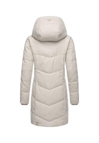 Manteau isolé beige avec capuche, présentant un motif en losanges, des manches longues et une coupe légèrement ajustée.