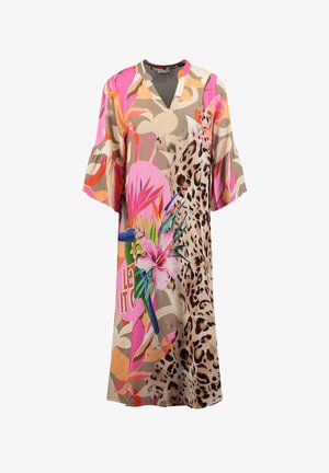 Robe ample à col en V avec manches évasées, présentant un motif floral rose, un imprimé léopard et des feuilles tropicales abstraites en beige, orange et couleurs vives.
