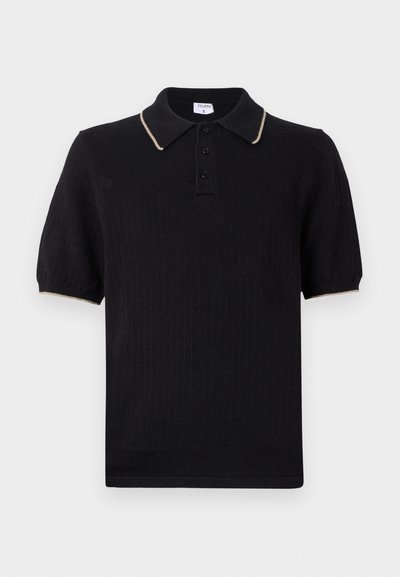 Polo noir à manches courtes avec une texture côtelée. Comprend trois boutons et un bord de col beige contrastant.