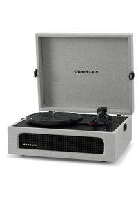 Crosley-Plattenspieler mit grauem Stoffbezug, schwarzem strukturiertem Frontgitter und schwarzem Plattenteller. Verfügt über einen Tonarm, Steuerungen und einen offenen Deckel.