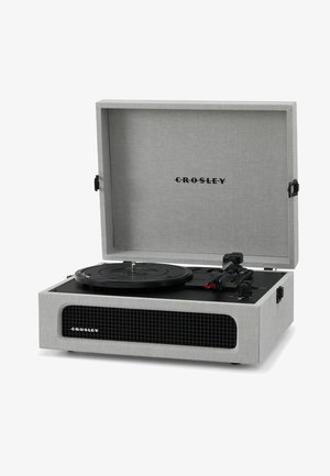 Platine Crosley grise portable avec couvercle ouvert, plateau noir, bras de lecture, boutons de commande et grille de haut-parleur avant.