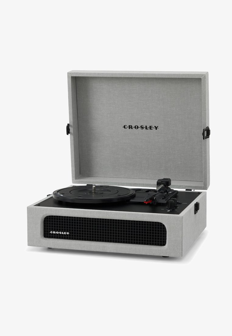 Platine Crosley grise portable avec couvercle ouvert, plateau noir, bras de lecture, boutons de commande et grille de haut-parleur avant.