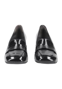 Des chaussures noires en cuir verni à enfiler avec un talon plat, présentant un large bandeau à l'avant et une pointe arrondie.