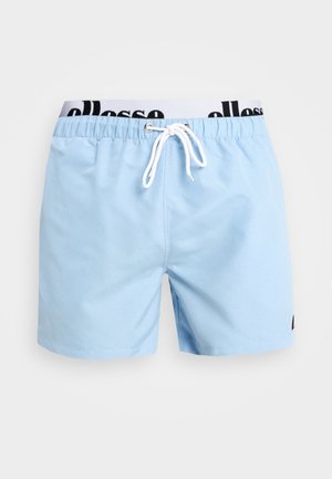 Calções de banho azul claro com cintura elástica, cordão branco e detalhe de logo preto na cintura. Textura suave, comprimento curto.