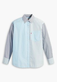 Camicia con bottoni caratterizzata da un motivo a righe blu sul lato sinistro, una riga più scura sul lato destro e una tasca sul petto davanti.