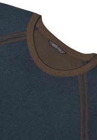 Suéter azul oscuro con acentos marrones y un escote redondo. Presenta una textura suave y costuras visibles a lo largo de las costuras. Etiqueta de la marca en el interior.