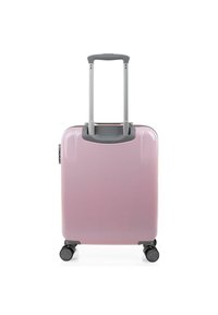 Maleta rígida en degradado rosa con un asa sólida, dos ruedas y un candado de combinación. Superficie lisa y forma rectangular.