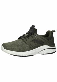 Zapatilla deportiva de color verde oliva oscuro con parte superior de malla y acentos negros. Presenta una suela blanca acolchada y un cierre de cordones con detalle del logo.