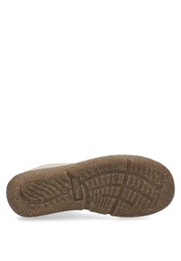 Hnědá gumová podrážka boty s texturovaným vzorem a brandingem. Vyznačuje se mírně vyvýšeným okrajem a hladkým povrchem.