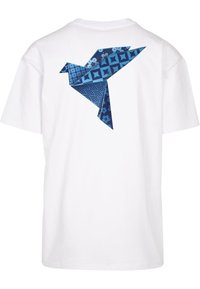 Weißes T-Shirt mit einem blauen Origami-Vogel-Design auf der Rückseite, versehen mit komplexen Mustern und Texturen in verschiedenen Blautönen.