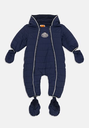 Donkerblauwe gewatteerde babystoel met capuchon, aangehechte wanten en laarsjes, rits aan de voorkant en Timberland-logo op de borst.