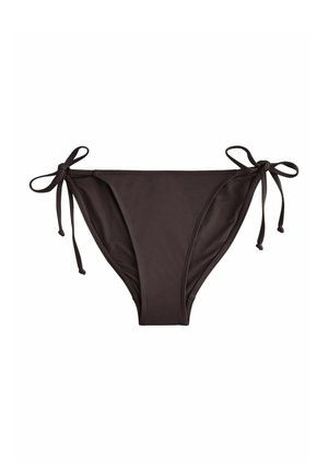 Ciemnobrązowe majtki od bikini z wiązaniami po bokach na białym tle.