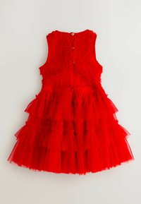 Červené tylové šaty s volánovým živôtikom, vrstvenou tylovou sukňou s nariasenými detailmi a zapínaním na gombíky na chrbte.